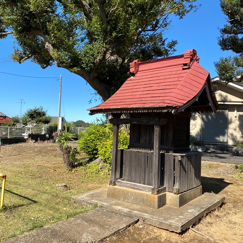 伊津美鳥見神社隣の謎のお堂