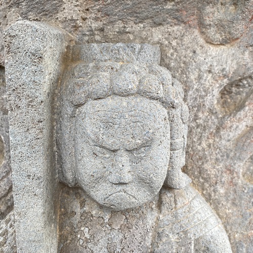 宗寿寺近くの石像物