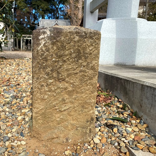 岡発戸八幡神社鳥居周辺の石造物