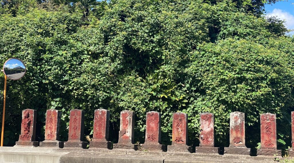 千葉県印西市浦部の木下街道沿いに並んでいる赤い百庚申