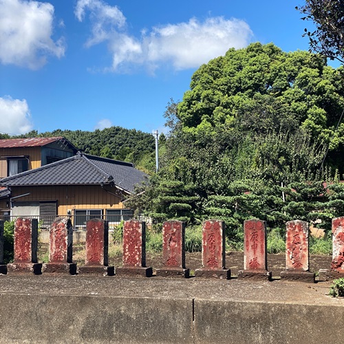 千葉県印西市浦部の木下街道沿いに並んでいる赤い百庚申